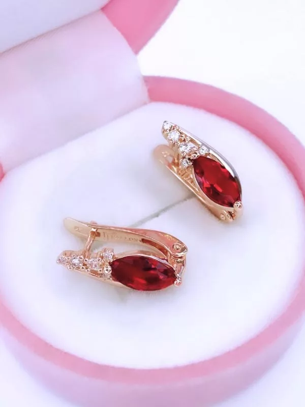 Серьги с красными камнями